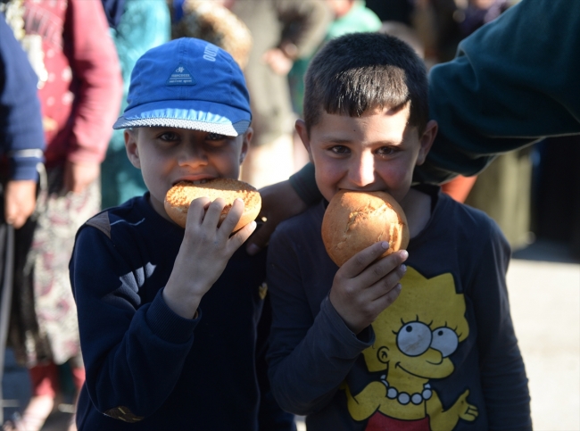 Mehmetçik ekmeğini Afrinlilerle paylaşıyor